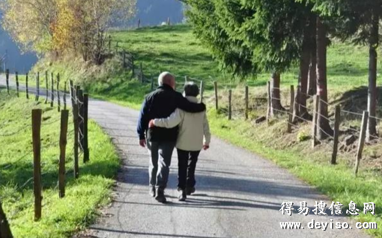 将来老了以后你会不会跟儿女一起住？三位老人说出了大实话