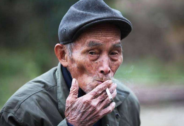 烟龄50年。现在到处不让抽。怎样才能戒掉？