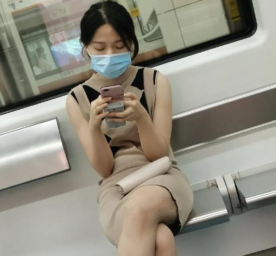 每天上下班地铁里都会遇到同一个美女，要怎么上去搭讪？