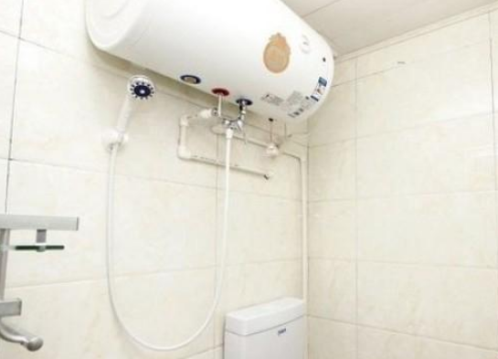 储水式电热水器和燃气热水器