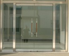 河东区专业安装商场玻璃隔断肯德基玻璃门无框玻璃门
