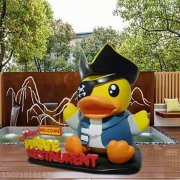 东莞主题餐厅小黄鸭门头雕塑 玻璃钢小鸭子雕塑制作