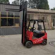 四轮座驾式全电动叉车图片 搬运液压叉车 四轮座驾式电瓶叉车