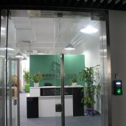 上海办公楼地弹簧玻璃门安装 办公室门锁维修