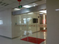 上海胶州路感应门维修 电子门锁维修安装 地弹簧玻璃门维修