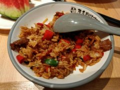 霸点擂椒饭店面都排队 就是这么火