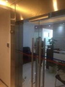 上海地弹簧门维修安装 玻璃门不锈钢拉手维修更换