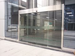 上海虹桥路玻璃自动门安装维修 玻璃门下沉碰角关不上维修