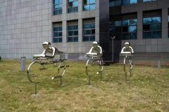 金昌运动主题白钢镜面雕塑系列 抽象骑车雕塑制作