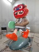 合肥彩绘奶龙不锈钢雕塑 戴龙头帽的娃娃
