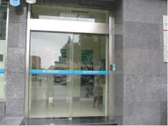 上海杨浦区维修玻璃门地弹簧容易出现不回位