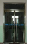 上海玻璃门下垂磨地面维修 玻璃门地弹簧维修更换