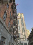上海静安老旧小区外墙斜拉龙门架晾衣架更换钢丝修理手摇晾衣架